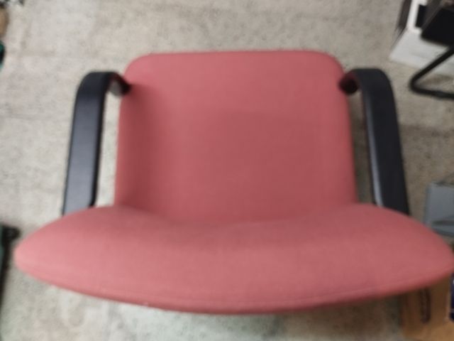 Silla de oficina roja y negra