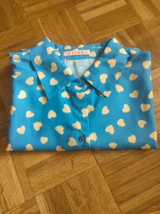 Camisa Kling azul con corazones amarillos