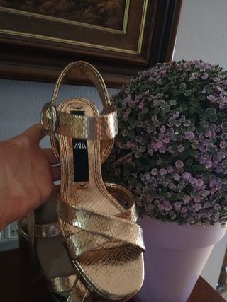 Sandalias doradas Zara