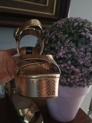 Sandalias doradas Zara