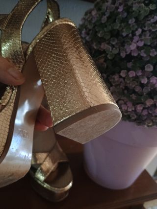 Sandalias doradas Zara