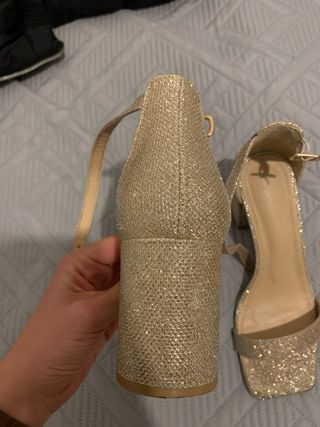 Tacones dorados brillantes