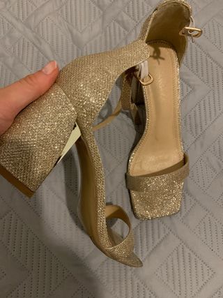 Tacones dorados brillantes