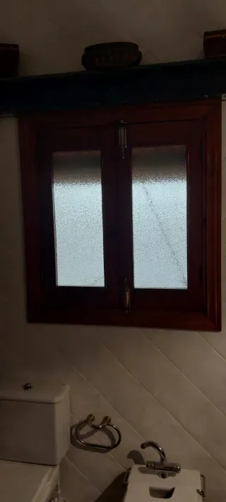 Ventana de madera sin tapaluz
