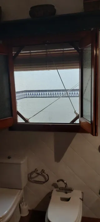 Ventana de madera sin tapaluz