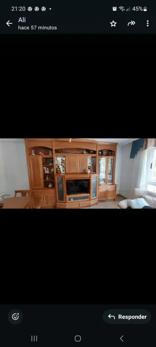 Mueble de comedor de madera y cristal