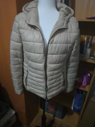 Chamarra acolchada beige con capucha