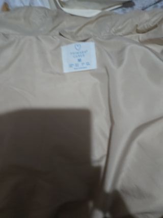 Chamarra acolchada beige con capucha