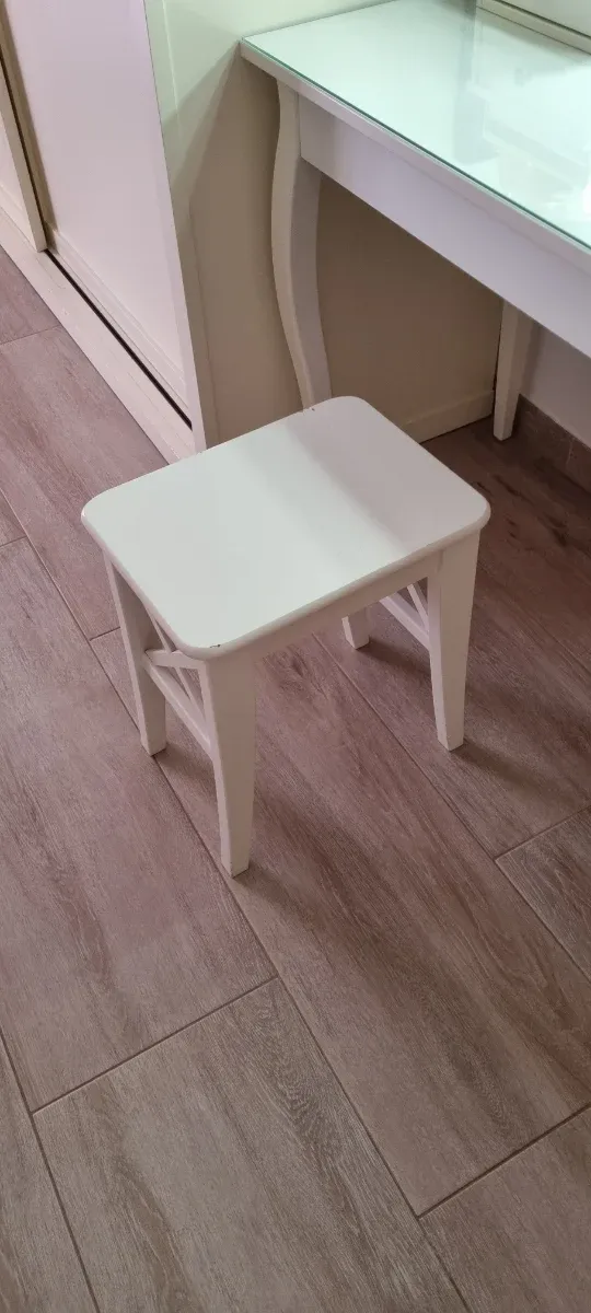 Tocador blanco con espejo y taburete