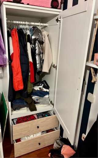 Armario con barra de colgar y dos cajones