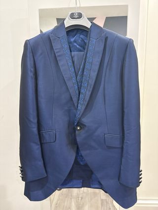 Traje de novio azul