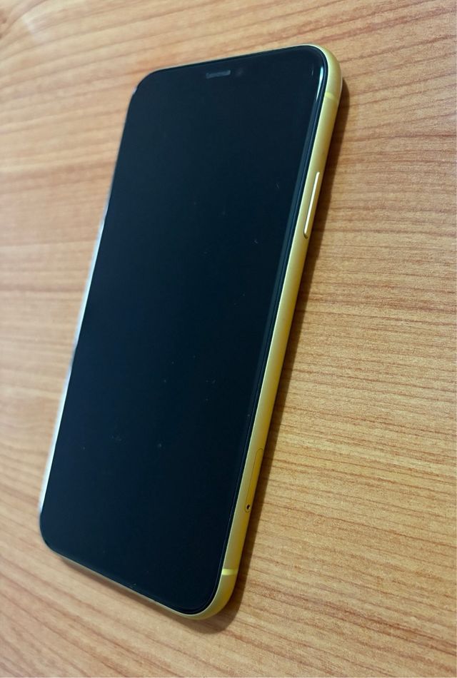 iPhone 11 giallo