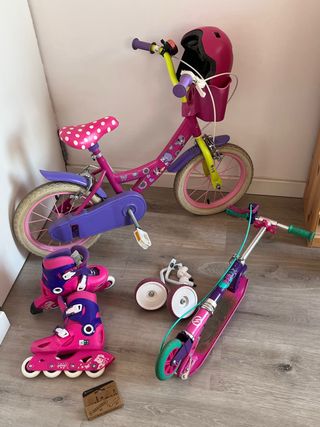 Lote de bicicleta, casco,  patinete y patines niña