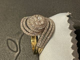 Anillo de oro blanco con diamantes