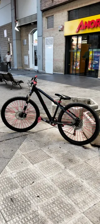 Bicicleta Stunt Negra Ruedas Rojas
