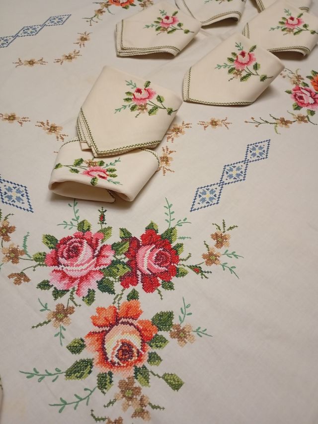 Mantelería bordada a mano con rosas de petalos