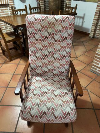 2 Sillones balancín de tela y madera