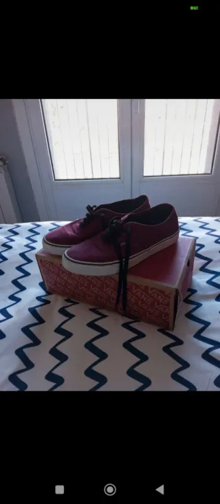 Zapatillas Vans rojas y negras