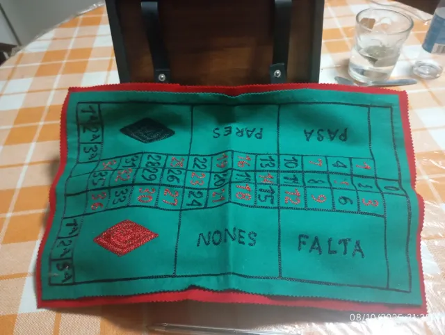 Ruleta en caja de Madera maciza natural y Tapete.