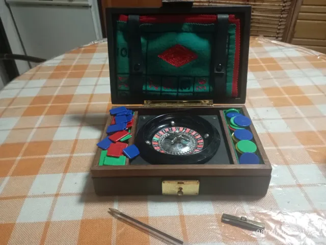 Ruleta en caja de Madera maciza natural y Tapete.