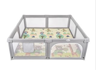 Parque infantil con puerta