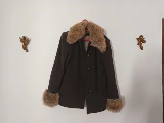 Abrigo marrón con cuello y puños de pelo