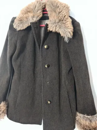 Abrigo marrón con cuello y puños de pelo