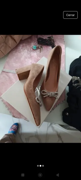 Zapatos de tacón beige con lazo de pedrería