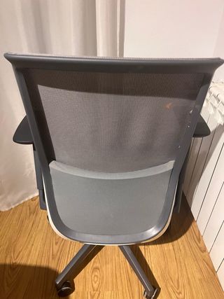 Silla de oficina ergonómica gris