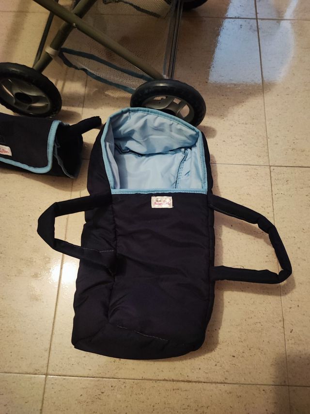 Carrito de juguete azul y negro