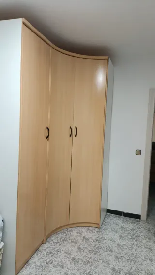 Mobile ad angolo in legno marrone