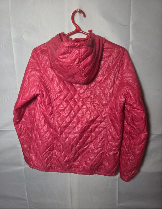 Chaqueta acolchada roja con capucha