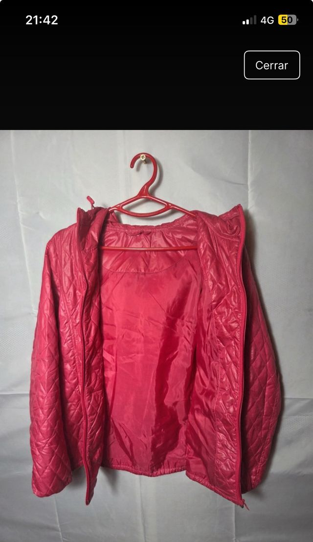 Chaqueta acolchada roja con capucha