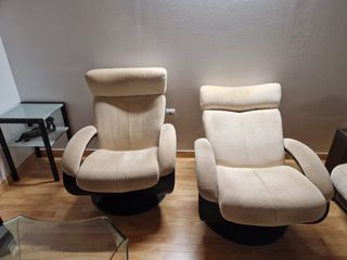 2 poltrone girevoli rivestite in tessuto beige