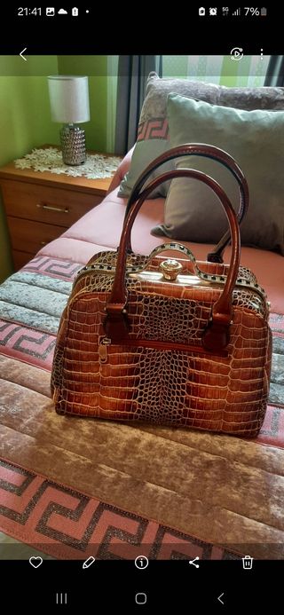 Bolso marrón con piedras doradas