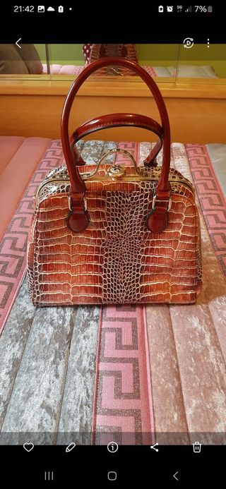 Bolso marrón con piedras doradas
