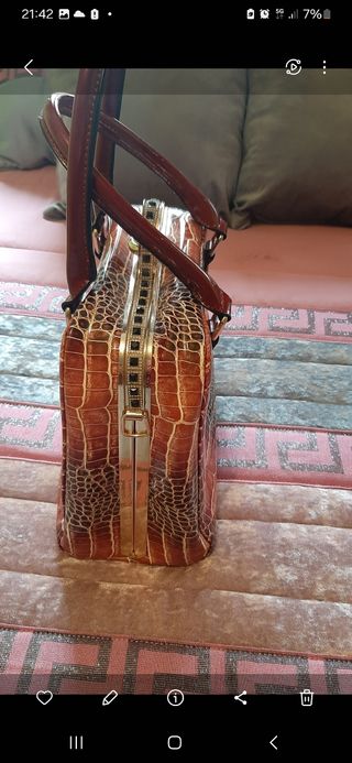 Bolso marrón con piedras doradas