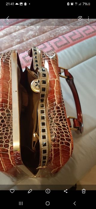 Bolso marrón con piedras doradas