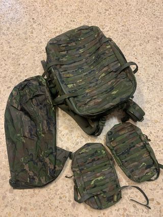 Mochila de combate pixelado boscoso