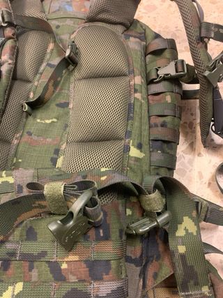 Mochila de combate pixelado boscoso