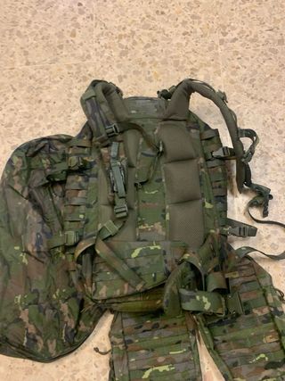 Mochila de combate pixelado boscoso