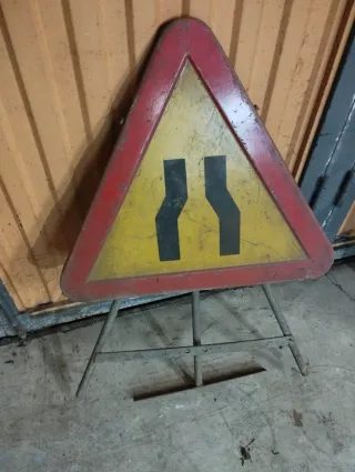 Señal de obra estrechamiento carretera