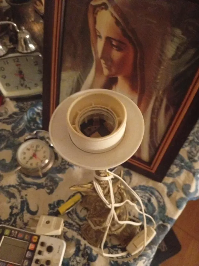 Lámpara de mesa antigua de metal