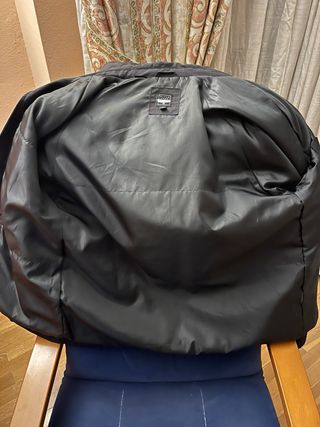 Abrigo Billabong Negro con Parche