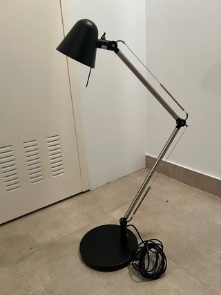 Lámpara de pie negra y plateada