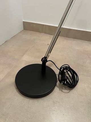 Lámpara de pie negra y plateada