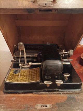 Máquina de escribir antigua Mignon