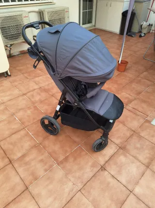 Carrito de bebé gris. 