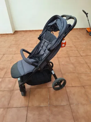 Carrito de bebé gris. 