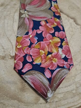 Corbata floral azul y rosa